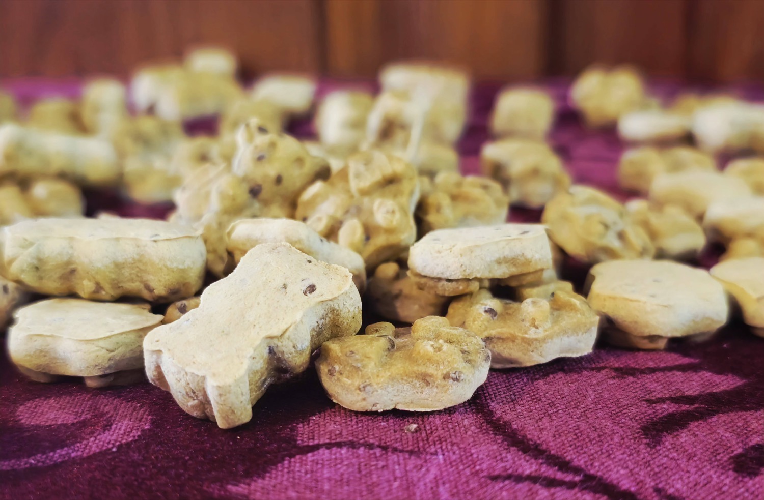 Biscuits pour chiens fraichement cuits, formes os coeurs et pattes - Les Gateries de Katy