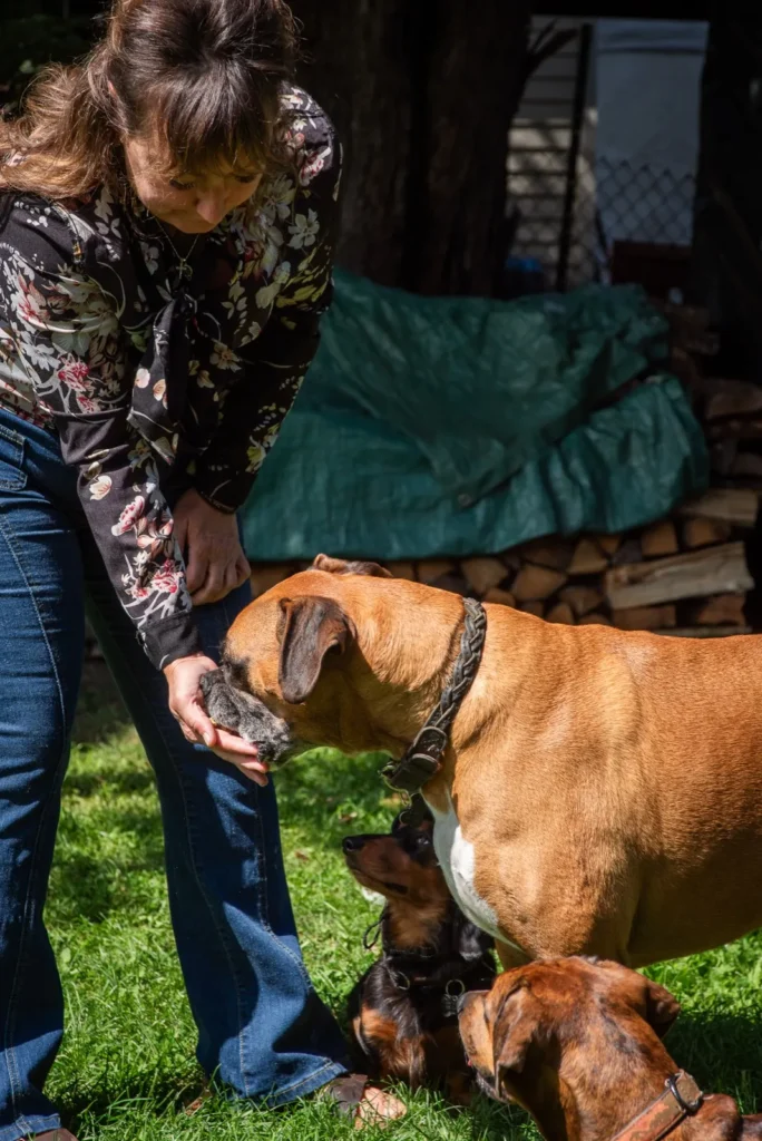 Katy et ses chiens Melvin et Sharlee
