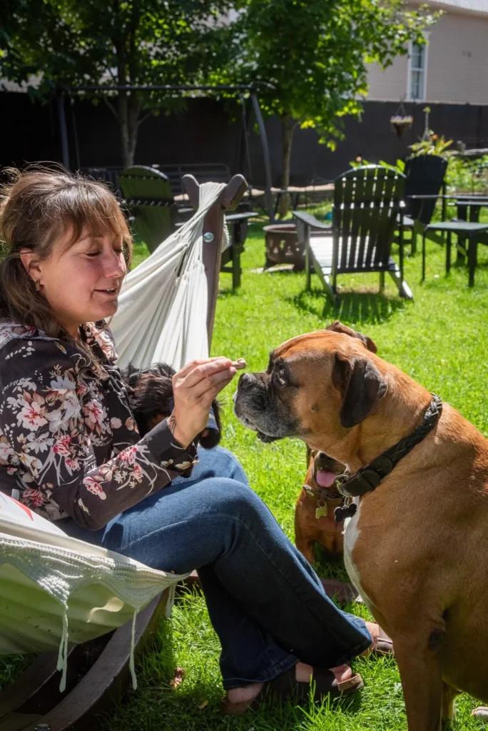 Katy et ses chiens Melvin et Sharlee