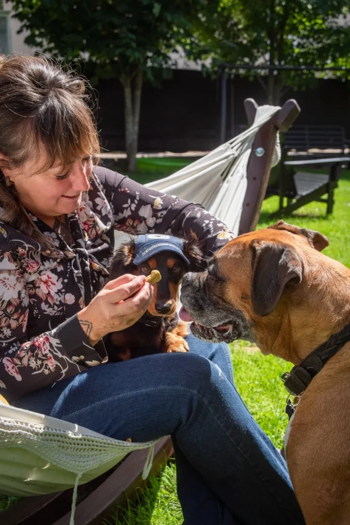 Katy et ses chiens Melvin et Sharlee
