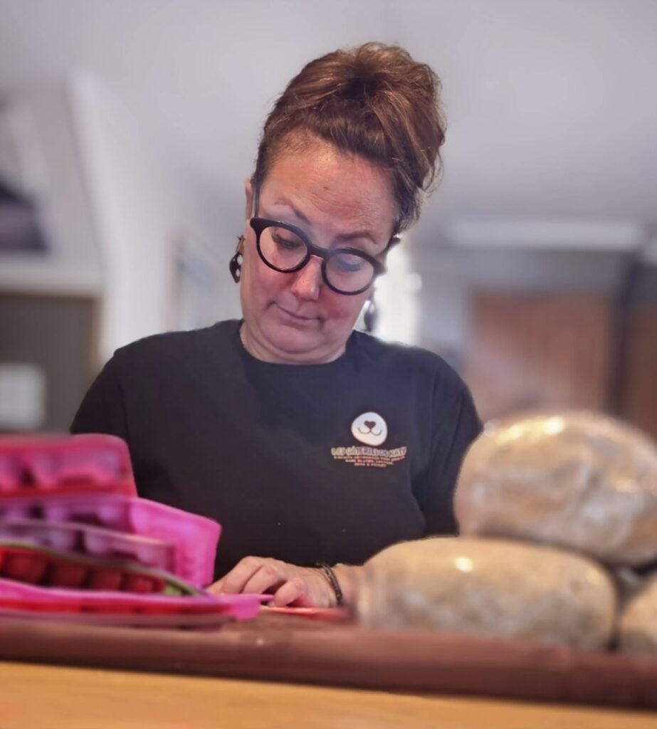 Katy fabrique ses biscuits pour chiens à la main